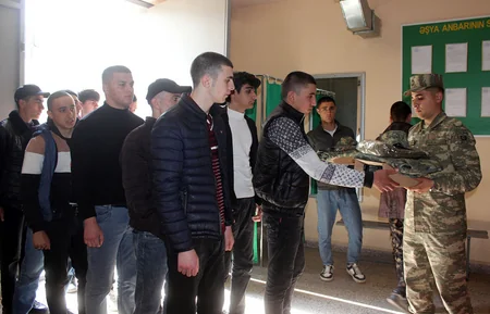 MN: Gənc əsgərlərin ailə üzvləri və yaxınları ilə görüşü məhdudlaşdırılıb