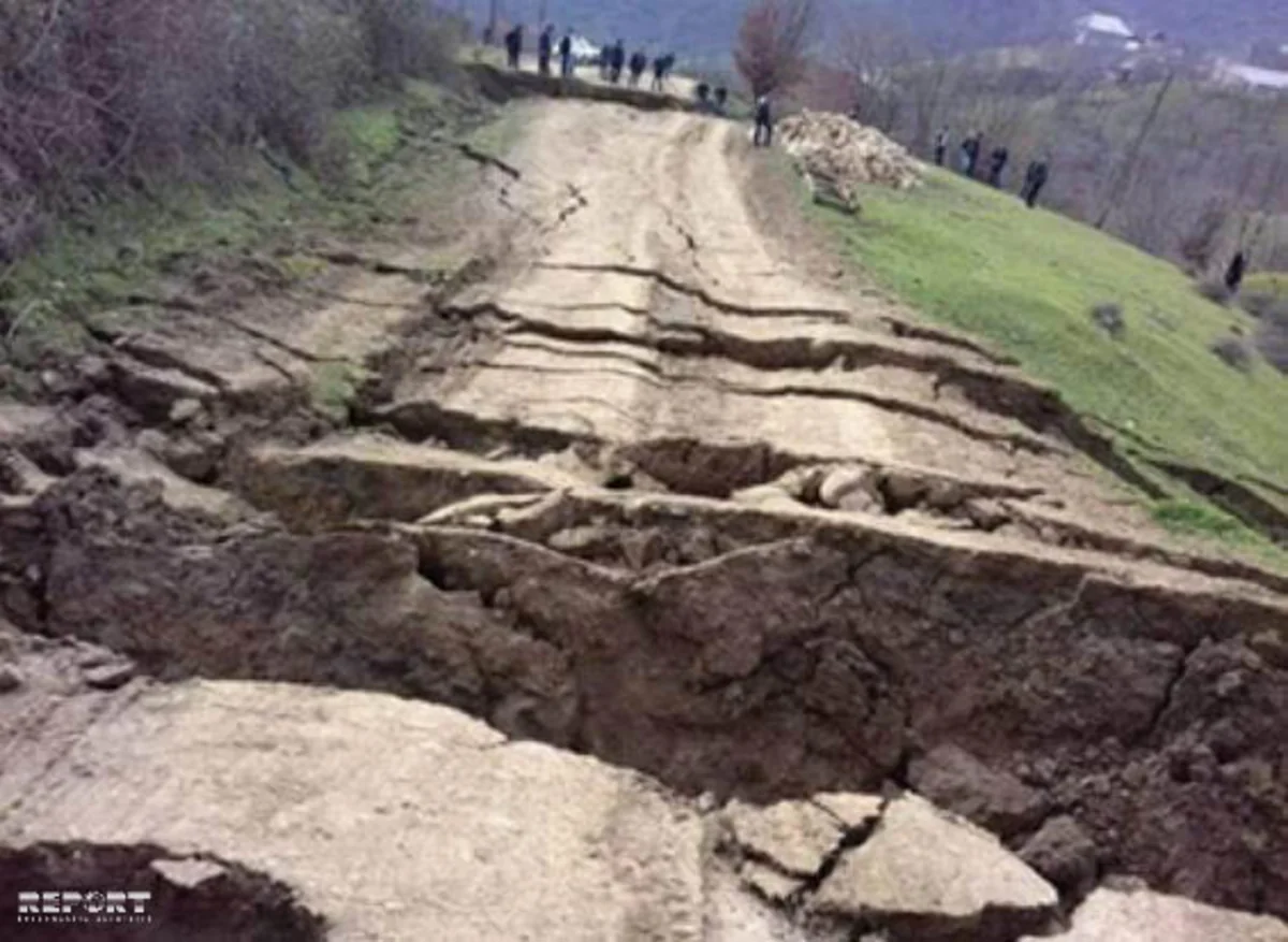 Lənkəranda çökmüş kənd yolu bir həftədir bərpa edilməmiş qalıb - FOTO