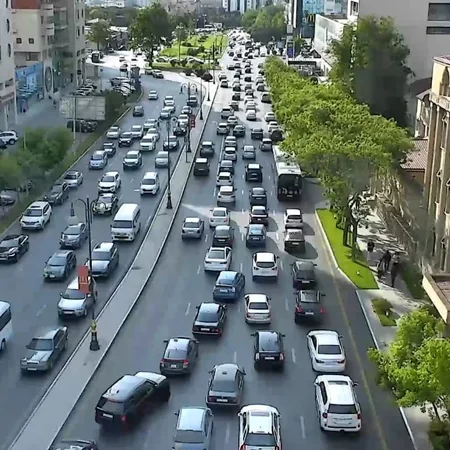 Bakının bir sıra yollarında tıxac yaranıb - SİYAHI