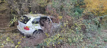 Qaxda qəza baş verib, avtomobillər meşəlik əraziyə aşıb