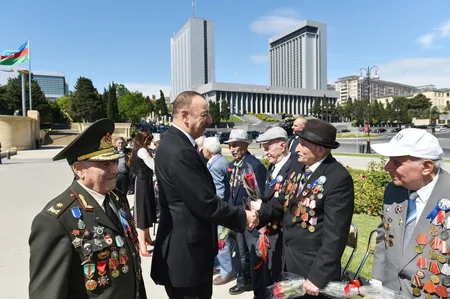 ​Prezident İlham Əliyev 9 May - Qələbə bayramı münasibətilə Bakıda keçirilən mərasimdə iştirak edib