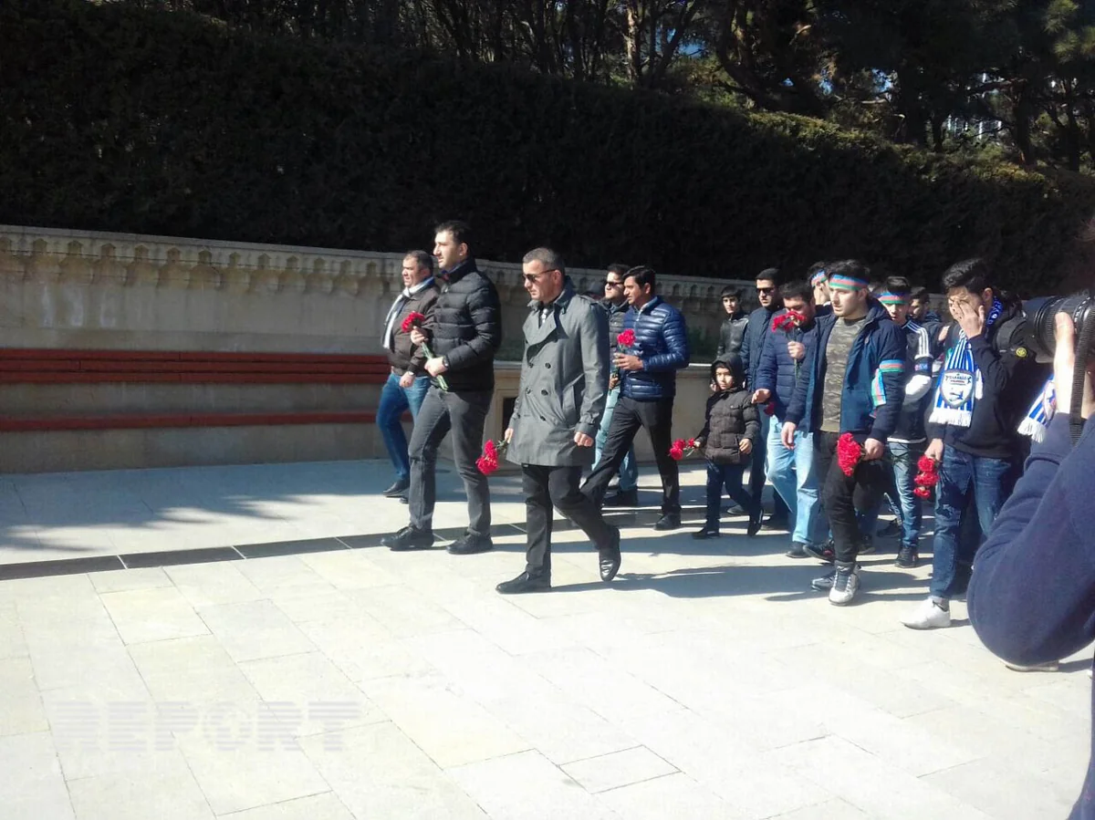 Qarabağ klubunun rəhbərliyi Şəhidlər Xiyabanını ziyarət edib - FOTO