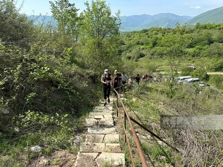 Famous travelers visit Azykh cave