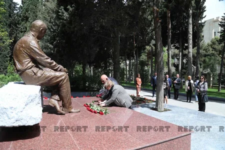 Xalq şairi Fikrət Qocanın abidəsinin açılışı olub