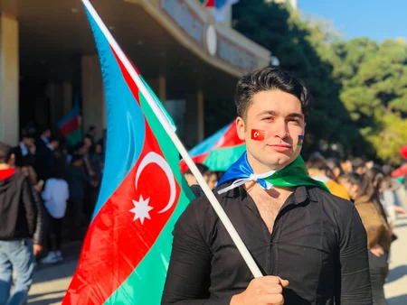 BDU-nun tələbələri Üç rəngin kölgəsində! adlı fləşmob keçiriblər
