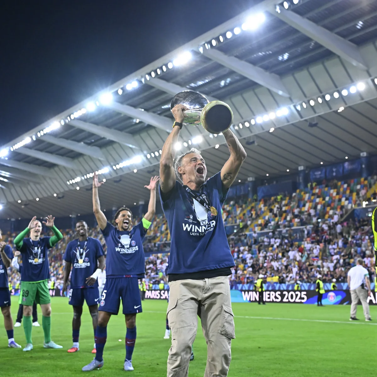 Luis Enrike UEFA Superkubokunu iki fərqli komanda ilə qazanan beşinci mütəxəssis olub