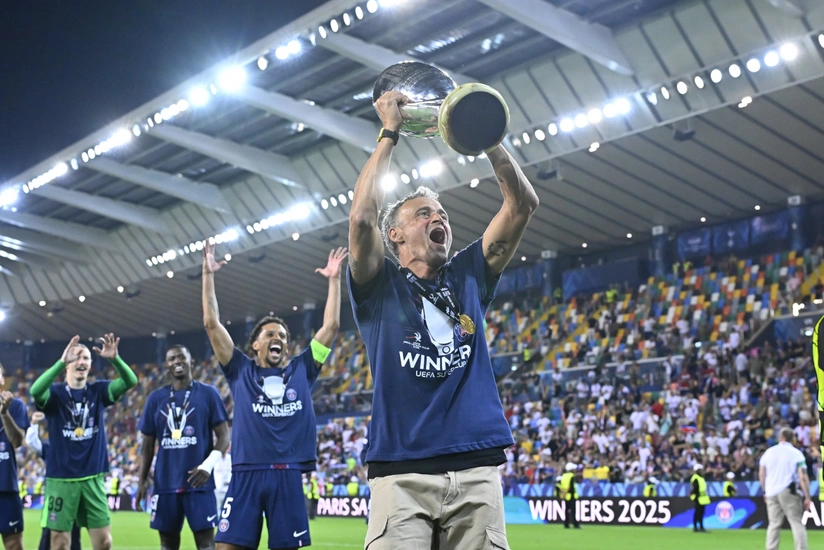 Luis Enrike UEFA Superkubokunu iki fərqli komanda ilə qazanan beşinci mütəxəssis olub