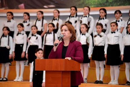 Bakıda məktəbdə Heydər Əliyevin barelyefinin açılışı olub
