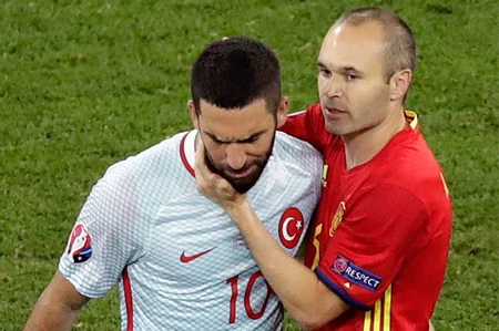 Türkiyə - İspaniya matçında azarkeşlər Arda Turanı fitə basıblar
