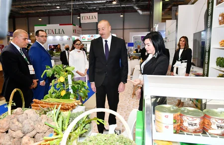 Президент и первая леди ознакомились с XVI выставкой Caspian Agro и XXVIII выставкой InterFood Azerbaijan