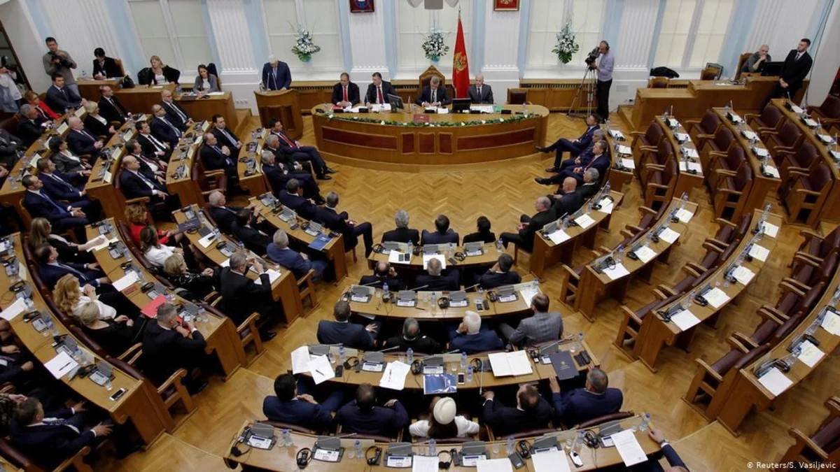 Monteneqro parlamentinin binasında gözyaşardıcı qaz tətbiq edilib