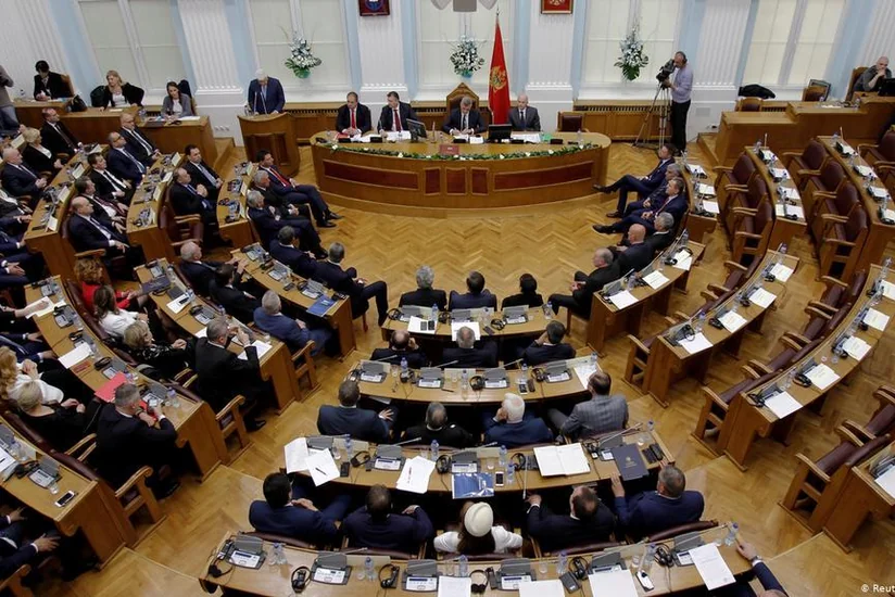 Monteneqro parlamentinin binasında gözyaşardıcı qaz tətbiq edilib