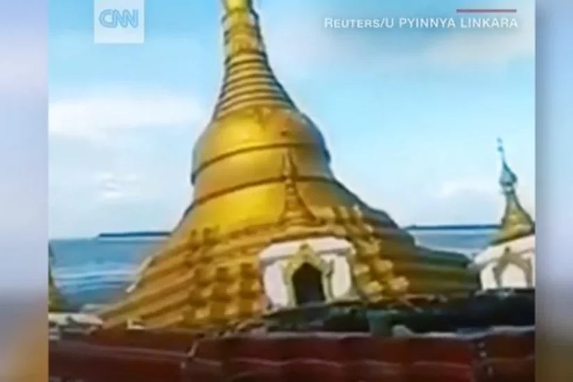 Myanmada yağışlar nəticəsində məbədi su yuyub aparıb - VİDEO