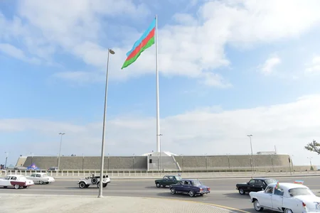 Bakıda Dövlət Bayrağı Günü münasibətilə klassik avtomobillərin paradı keçirilib - FOTOREPORTAJ