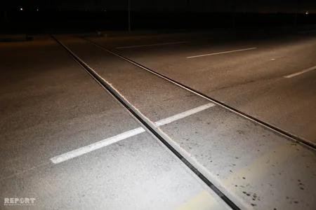 Bakıda minik avtomobili qatarla toqquşub, xəsarət alanlar var - FOTO