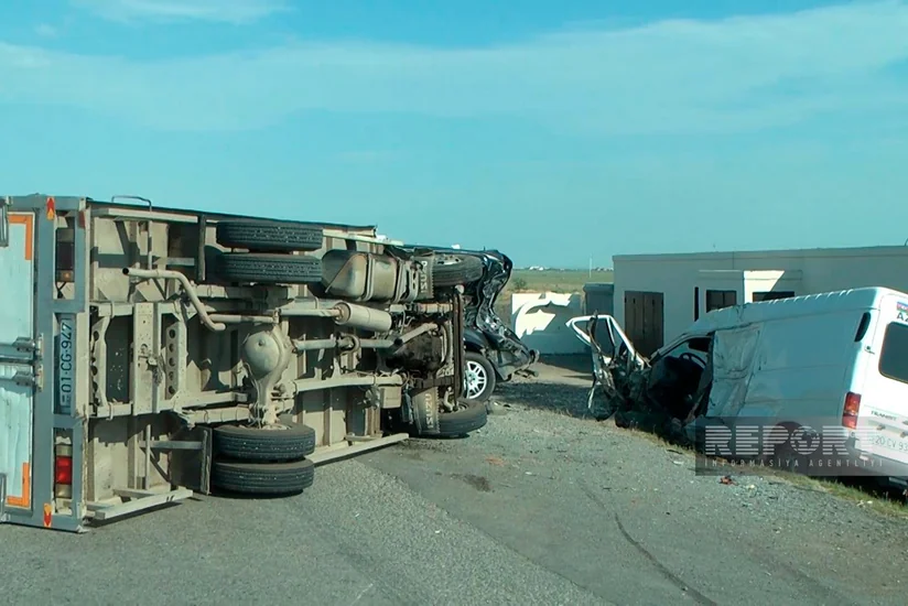 Hacıqabulda yük maşını aşaraq iki mikroavtobusa çırpılıb, 9 nəfər yaralanıb