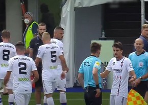 Azarkeşin vurduğu futbolçu meydandan qovulub