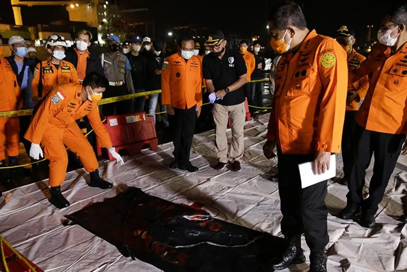 İndoneziyada “Boeing” qəzası qurbanlarının meyitləri aşkarlandı
