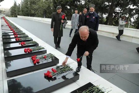 Türkiyənin Azərbaycandakı yeni səfiri Fəxri və Şəhidlər xiyabanlarını ziyarət edib