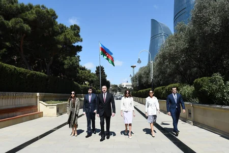 Prezident İlham Əliyev ümummilli lider Heydər Əliyevin məzarını və Şəhidlər xiyabanını ziyarət edib - YENİLƏNİB