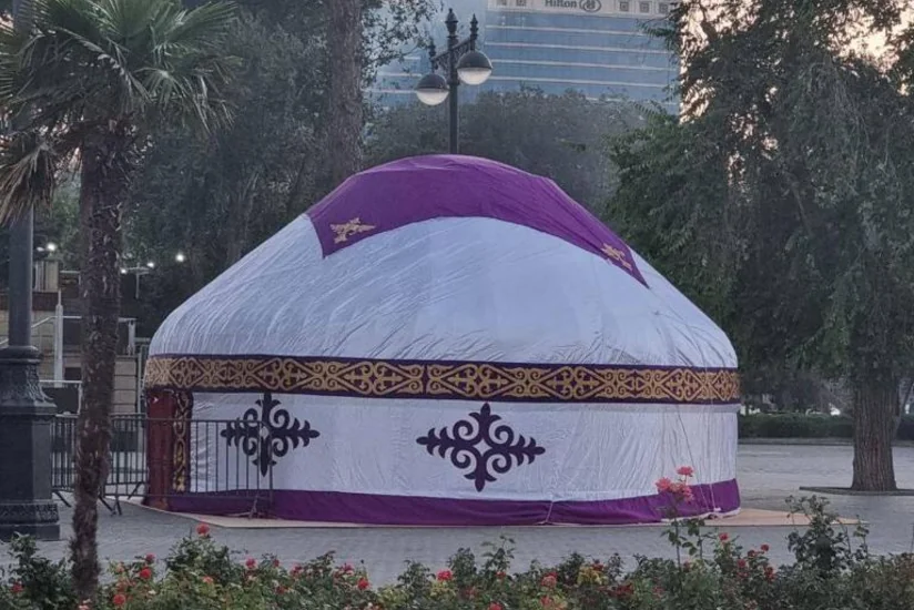 В Баку на бульваре установлена казахская юрта