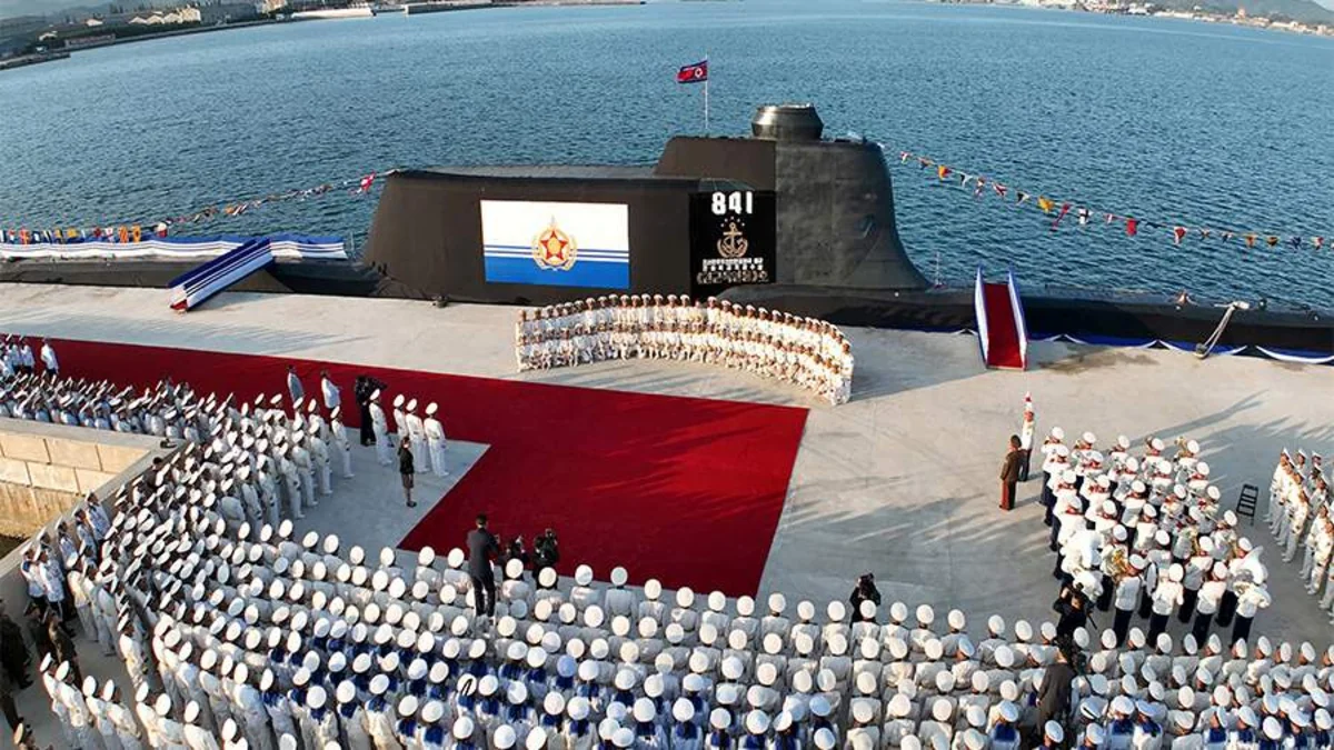 Şimali Koreya ilk taktiki nüvə sualtı qayığını buraxıb