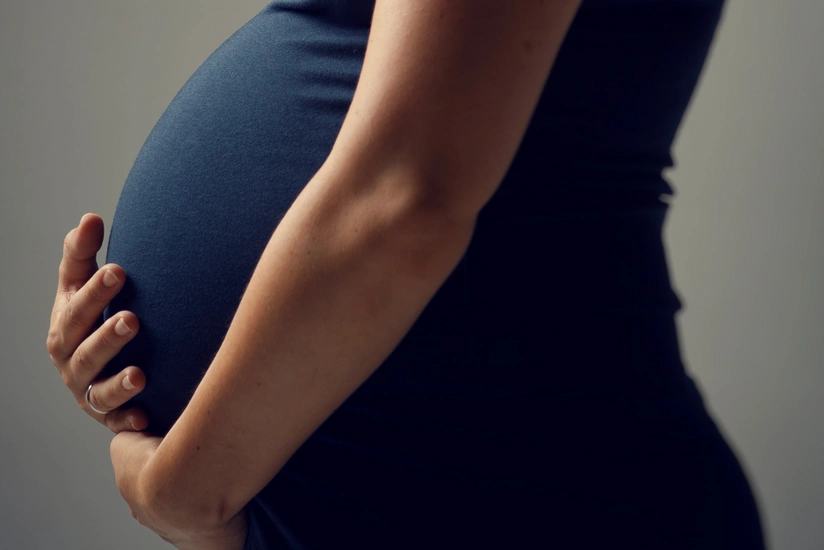 Erkən nikaha girən qadınlarda hamiləliyin yaratdığı fəsadlar açıqlanıb