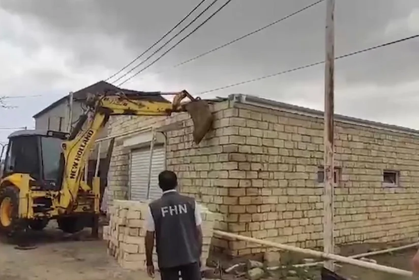 Hökməli qəsəbəsində qanunsuz tikili sökülüb