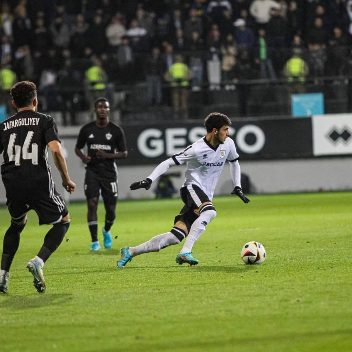 Футболист Нефтчи получил травму