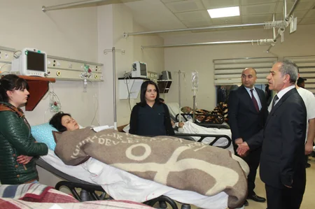 Azərbaycanın hökumət rəsmiləri İğdırdakı qəzada yaralanan ölkə vətəndaşlarını ziyarət ediblər