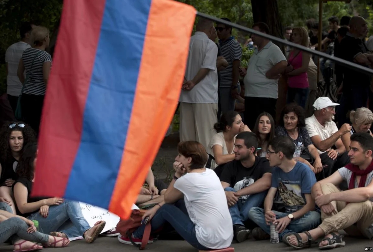 Около 200 протестующих остаются в центре Еревана