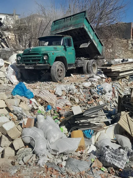 “Qanlıgöl”ə zibil atan vəzifəli şəxs və sürücü cərimələnib