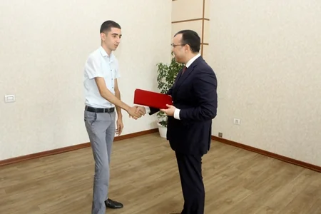 Nazir ali məktəblərə daxil olan sağlamlıq imkanları məhdud gənclərlə görüşub