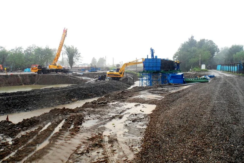 ​Astara çayı üzərində dəmir yolu körpüsünün tikintisi davam edir