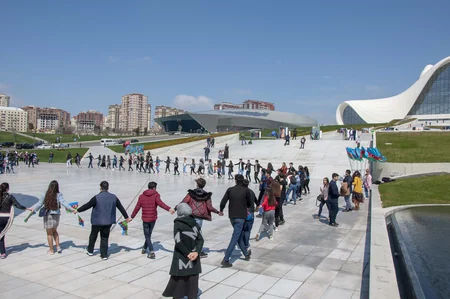 Heydər Əliyev Mərkəzinin qarşısında “On milyon” adlı fleşmob keçirilib