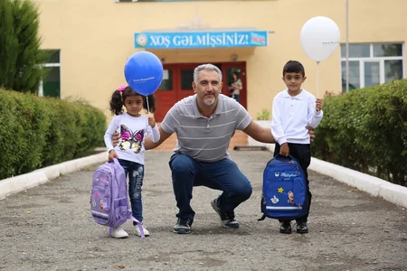 “Bank Respublika” Horadiz qəsəbəsindəki məktəbliləri sevindirib