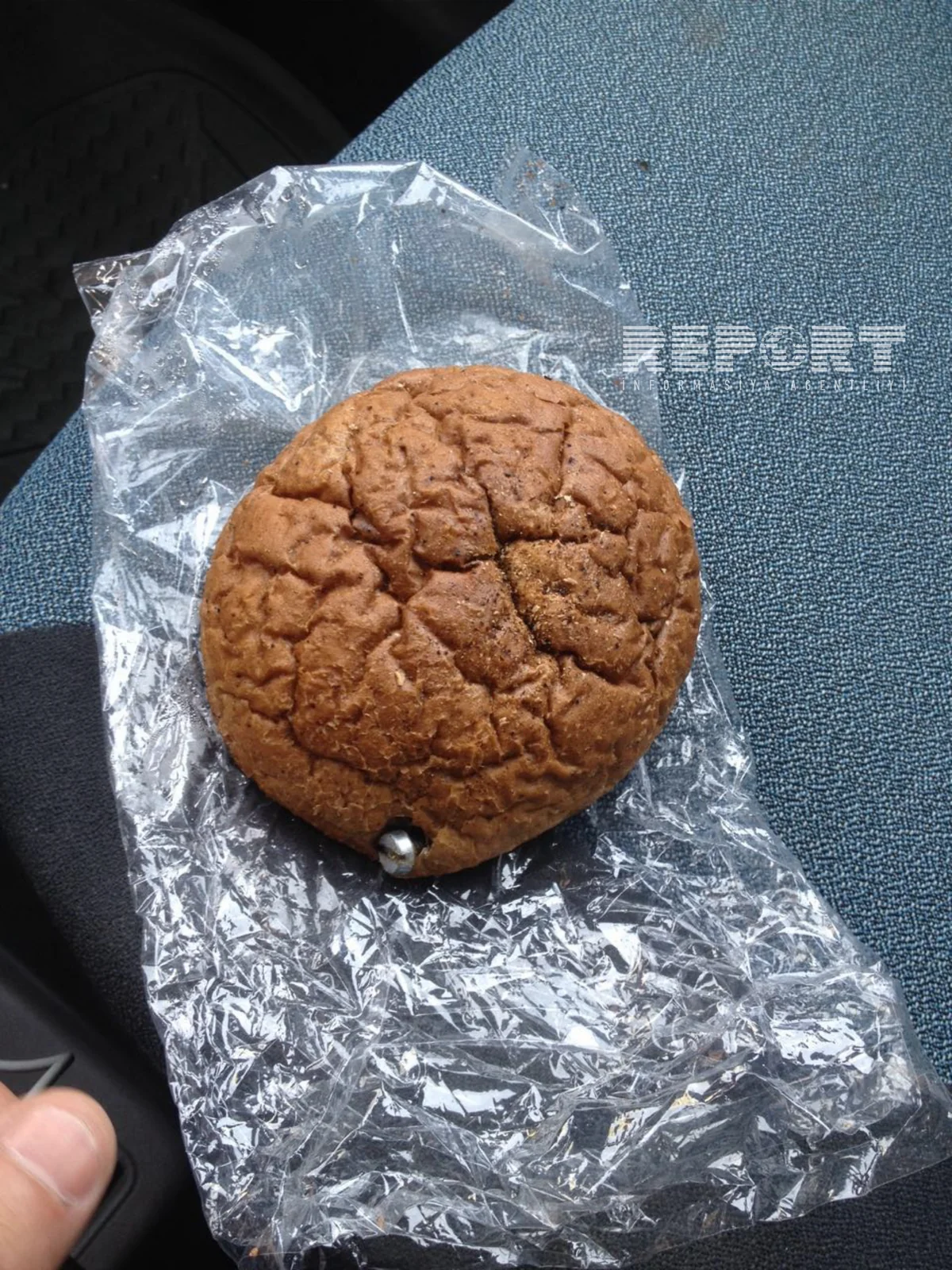 Bakıda çörəyin içərisindən bolt çıxıb - FOTO