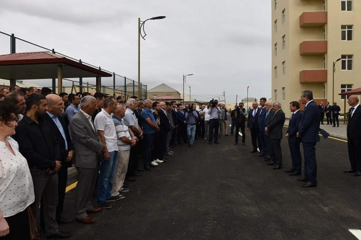 SOCAR prezidenti neftçilərə yeni mənzillərin orderlərini təqdim edib