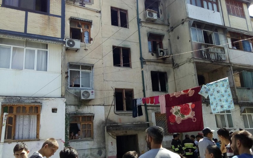 Mingəçevirdə yaşayış binasında yanğın olub, 1 nəfər ölüb, 4-ü tüstüdən zəhərlənib