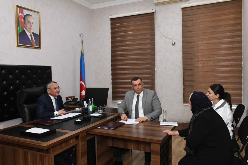 Rövşən Rzayev keçmiş məcburi köçkünlərin müraciətlərini dinləyib