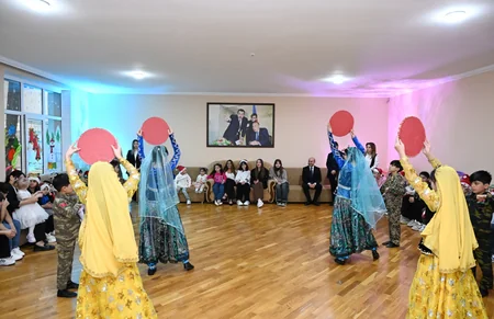 Arzu Əliyeva 2 saylı Uşaq evi sosial xidmət müəssisəsində uşaqları ziyarət edib