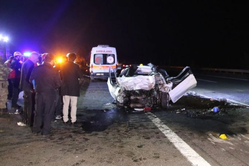 Car collides with tractor in Turkiye, 4 dead