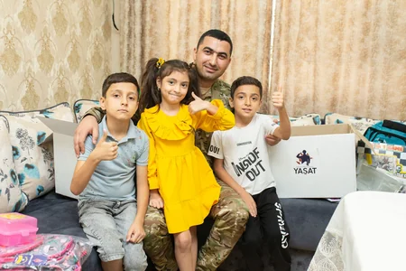 “YAŞAT” Fondu şəhidlərimizin məktəbli övladlarına hədiyyə qutuları çatdırıb