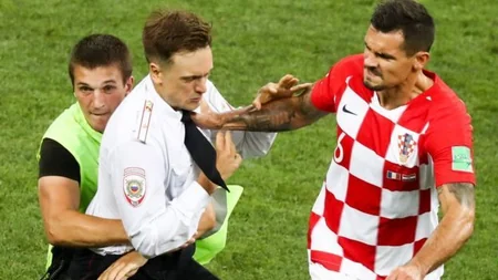 Pussy Riot выбежали на поле во время финала ЧМ-2018