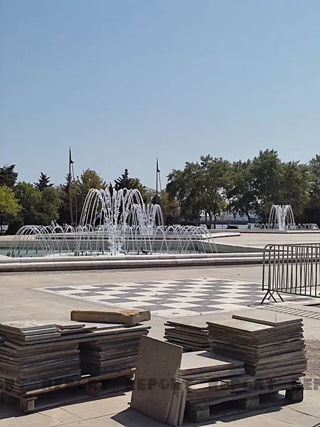 Bakı bulvarında daş üzlüklər yararsız vəziyyətə düşüb