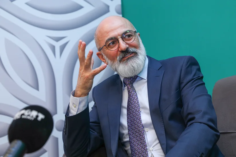 Səhnəyə həyat yoldaşı ilə çıxan aktyor: Aktrisa ilə yaxınlaşmağı, qucaqlaşmağı bacarmıram - MÜSAHİBƏ