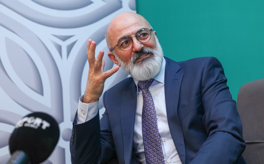 Səhnəyə həyat yoldaşı ilə çıxan aktyor: Aktrisa ilə yaxınlaşmağı, qucaqlaşmağı bacarmıram - MÜSAHİBƏ