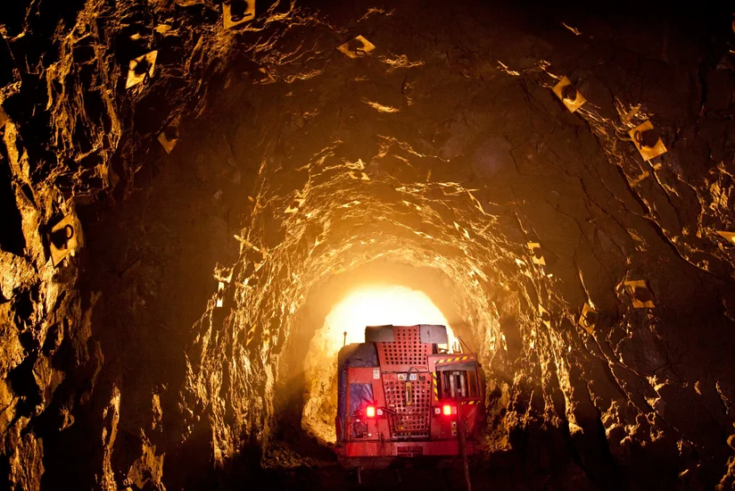 Rusiyada daş kömür şaxtasında yanğın olub, 188 fəhlə təxliyə edilib