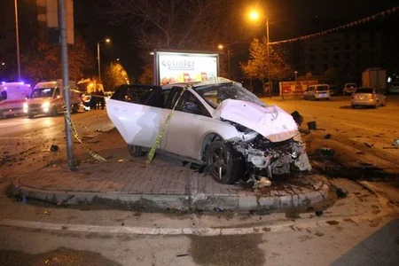 Türkiyədə avtomobil polis maşını ilə toqquşub: bir polis ölüb, 4 nəfər yaralanıb