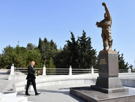 Dövlət başçısı Sumqayıtda Şəhidlər xiyabanında olub